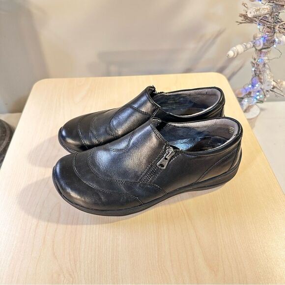 Earth Farraday Slip-On Leather flats - Picture 1 of 15